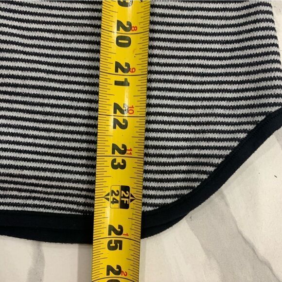 Lululemon Runder Under Reversible Pique Women Sz 6 ? Long Sleeves Black White - Picture 4 of 8